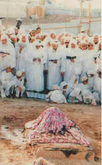 Mowla(TUS) performing dua during ziyarat at Baqi
